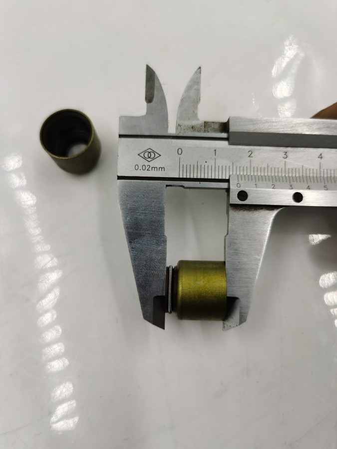 Колпачок маслосъемный YC6108G, YC4D80